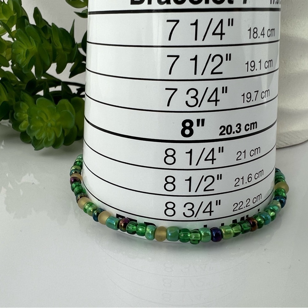 STRETCH Beaded Anklet in Green - Picture 7 of 12